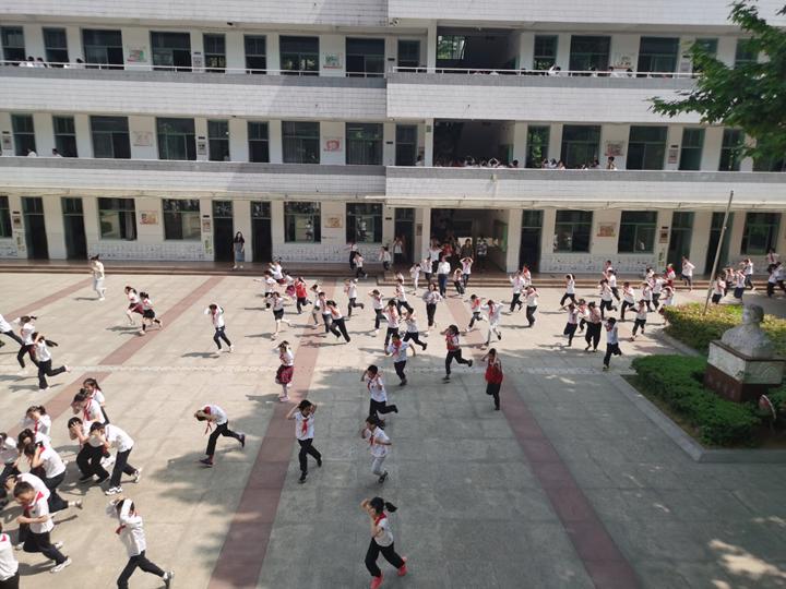 南京师范大学附属小学举行紧急疏散及防震逃生演练活动.jpg